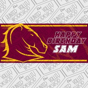 Könnte beinhalten: Maroon-goldenes Geburtstagsbanner mit einer Pferdekopfgrafik. Der Text "HAPPY BIRTHDAY SAM" ist in Weiß und Maroon dargestellt. Der Hintergrund zeigt ein sich wiederholendes Muster von "HUNTER VALLEY WORKSHOP".