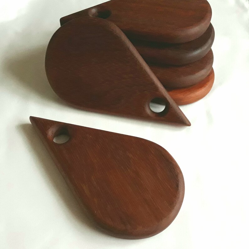 Hardwood teardrop cutting board for garlic/chilli/herbs etc. image 3