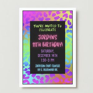 Set di inviti di compleanno ispirati a Lisa Frank con leopardo neon modificabile