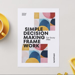 Könnte beinhalten: Ein weißes Poster mit dem Text "SIMPLE DECISION MAKING FRAME WORK" und bunten geometrischen Formen. Eine gelbe Tasse und Untertasse befinden sich links, und eine gelbe Ablage mit einem Stift befindet sich rechts. Der Text "2024/2025" steht oben.