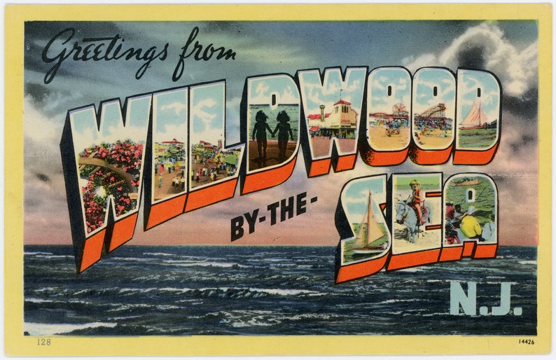 以下が含まれることがあります： 「Greetings from WILDWOOD BY-THE-SEA」という言葉が大きくカラフルな文字で書かれたヴィンテージポストカード。文字の中にはビーチやアトラクションの写真が詰め込まれています。ポストカードは、黄色の縁取りのある海景を背景にしています。