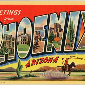 Puede incluir: Postal vintage con las palabras "GREETINGS from PHOENIX ARIZONA" en letras grandes y coloridas. Las letras están rellenas de imágenes de edificios, paisajes y un vaquero a caballo. Un cielo rojo y un primer plano amarillo completan el diseño.