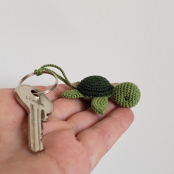 Tortue amigurumi verte avec attache pour porte clés, Kawaii Miniature Animal au crochet, cadeau fête ou remerciement Fait Main en Bretagne