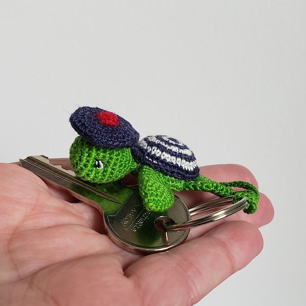 Tortue de mer miniature "petit marin" amigurumi avec attache pour porte clés,tortue Kawaii animal au crochet, artisanat Fait en Bretagne