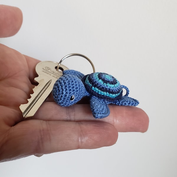 Tortue amigurumi avec attache pour porte clés, Kawaii Miniature Animal au crochet, cadeau fête ou remerciement Fait Main en Bretagne