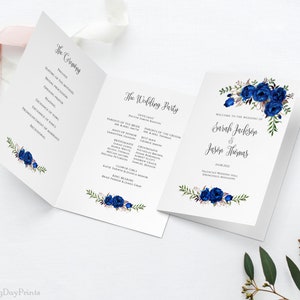 Peut inclure: Un programme de cérémonie de mariage avec des accents floraux bleus. Le programme comprend l'ordre de la cérémonie et la fête de mariage. Le texte sur la page de couverture est "Bienvenue au mariage de Sarah Jackson et Jason Thomas".