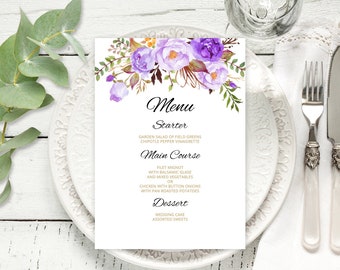Könnte beinhalten: Eine Hochzeitsmenükarte mit einem violetten Blumendesign. Das Menü umfasst eine Vorspeise, ein Hauptgericht und ein Dessert. Die Vorspeise ist ein Gartensalat aus Feldsalat mit Chipotle-Pfeffer-Vinaigrette. Das Hauptgericht ist Filet Mignon mit Balsamico-Glasur und gemischtem Gemüse oder Hühnchen mit Knopflochzwiebeln und Ofenkartoffeln. Das Dessert ist Hochzeitstorte und verschiedene Süßwaren.