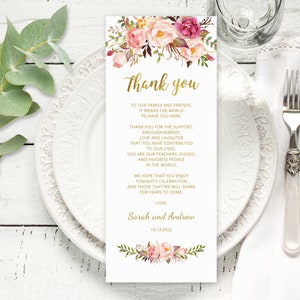 Könnte beinhalten: Eine weiße Dankeskarte mit goldenen Lettern und einem floralen Design. Der Text lautet: "Vielen Dank an unsere Familie und Freunde, es bedeutet uns die Welt, euch hier zu haben. Vielen Dank für eure Unterstützung, Ermutigung, Liebe und das Lachen, das ihr in unser Leben gebracht habt. Ihr seid unsere Lehrer, unsere Führer und unsere Lieblingsmenschen auf der Welt. Wir hoffen, dass ihr die heutige Feier genießt und die, die wir in den kommenden Jahren teilen werden. Liebe, Sarah und Andrew 10.12.2022"