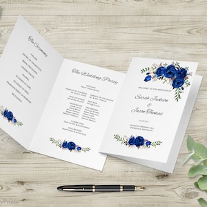 Może przedstawiać: Program ceremonii ślubnej z niebieskimi akcentami kwiatowymi. Program zawiera kolejność wydarzeń ceremonii oraz listę gości weselnych. Okładka zawiera imiona pary młodej, datę ślubu i miejsce.