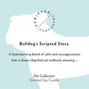 Puede incluir: Una ilustraci&oacute;n blanca y azul de un bulldog con el texto "Bulldog's Scripted Story" y una descripci&oacute;n del aroma como "Una mezcla reconfortante de calma y valent&iacute;a que siempre es digna y infinitamente divertida." El texto "Pet Collection Scented Soy Candle" tambi&eacute;n est&aacute; incluido.