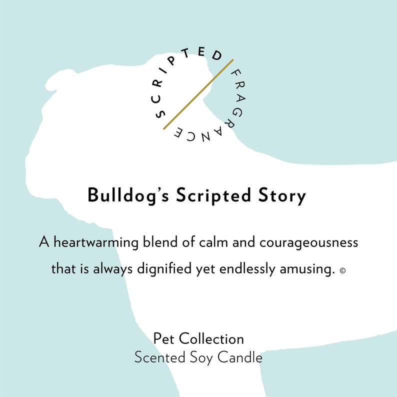 Puede incluir: Una ilustraci&oacute;n blanca y azul de un bulldog con el texto "Bulldog's Scripted Story" y una descripci&oacute;n del aroma como "Una mezcla reconfortante de calma y valent&iacute;a que siempre es digna y infinitamente divertida." El texto "Pet Collection Scented Soy Candle" tambi&eacute;n est&aacute; incluido.