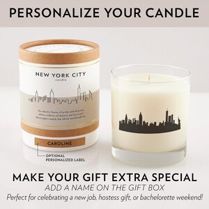 K&ouml;nnte beinhalten: Ein braunes und wei&szlig;es Kerzengef&auml;&szlig; mit einer schwarzen Silhouette der Skyline von New York City. Das Gef&auml;&szlig; tr&auml;gt ein Etikett mit der Aufschrift "New York City candle" und "An electric fusion of pride and diversity where millions of dreams are born and skyscrapers watch the whole world walk by". Das Etikett hat auch ein optionales personalisiertes Etikett mit der Aufschrift "Caroline".