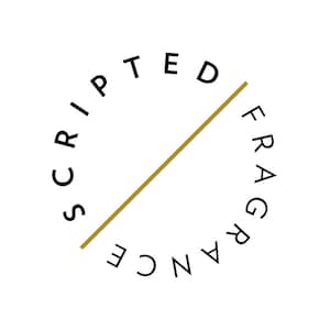 Könnte beinhalten: Ein Logo für ein Unternehmen namens "Scripted Fragrance" mit dem Wort "Scripted" in einem Kreis und dem Wort "Fragrance" in einem Kreis mit einer goldenen Diagonalen durch die Mitte.
