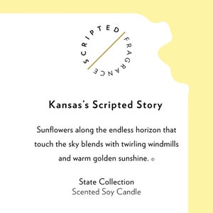 K&ouml;nnte beinhalten: Ein gelber Hintergrund mit einem wei&szlig;en Kreis, der den Text "SCRIPTED FRAGRANCE" in einem Kreis enth&auml;lt. Der Text "Kansas's Scripted Story" befindet sich unter dem Kreis. Der Text "Sunflowers along the endless horizon that touch the sky blends with twirling windmills and warm golden sunshine." befindet sich unter dem Text "Kansas's Scripted Story". Der Text "State Collection Scented Soy Candle" befindet sich am unteren Rand des Bildes.