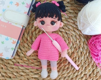 Amigurumi Häkelpuppenanleitung von Amiville/ süßes Püppchen mit Schweinchenschwanz Häkelanleitung