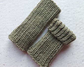 Green MINIMALIST Baby leg warmers 0-6 month I Toddler's getras I Hand knitted & embroidered baby leg cuffs