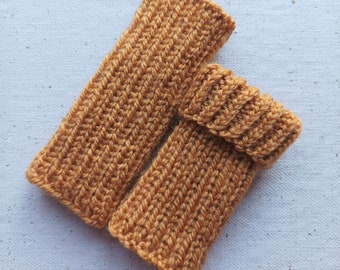 Gelbe MINIMALISTISCHE Baby-Beinstulpen 0-6 Monate I Getras für Kleinkinder I Handgestrickte und bestickte Baby-Beinstulpen