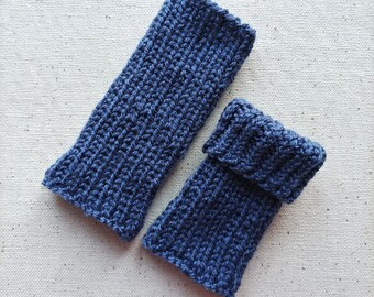 Blaue MINIMALISTISCHE Baby-Beinstulpen 0-6 Monate I Getras für Kleinkinder I Handgestrickte Baby-Beinstulpen