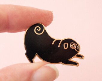 Pin esmaltado de un juguetón carlino negro, acabado dorado