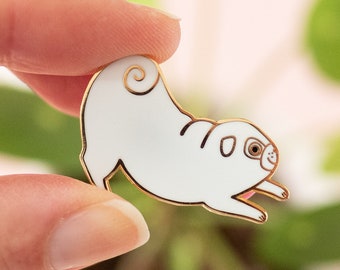 Broche de esmalte con forma de carlino blanco, acabado dorado, estilo yoga.