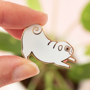 Mops Pin, weißer Mops, Hund Pin, Mops Geburtstag, Mops Geschenke, Emaille Pin, Mops Brosche, Mops Abzeichen, Emaille Anstecknadel, Mops Schmuck, Mops Schmuck