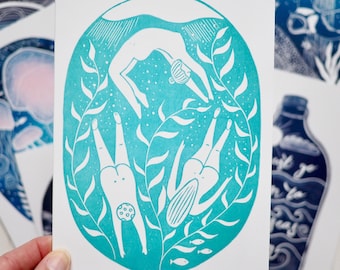 Cartolina stampata in linoleum con scena subacquea e nuoto selvaggio