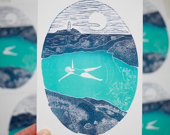 Stampa su linoleum di Wild Swimming: opera d'arte della pozza marina della Cornovaglia