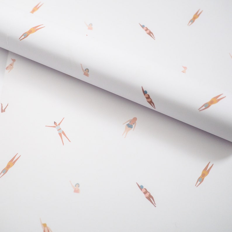 K&ouml;nnte beinhalten: Wei&szlig;es Geschenkpapier mit einem sich wiederholenden Muster von Schwimmern in verschiedenen Posen. Die Schwimmer tragen alle Badeanz&uuml;ge und einige tragen Badehauben.