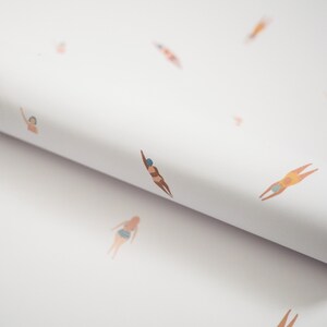 K&ouml;nnte beinhalten: Wei&szlig;es Geschenkpapier mit einem sich wiederholenden Muster von Schwimmern in verschiedenen Posen. Die Schwimmer tragen alle Badeanz&uuml;ge und einige tragen Badehauben.