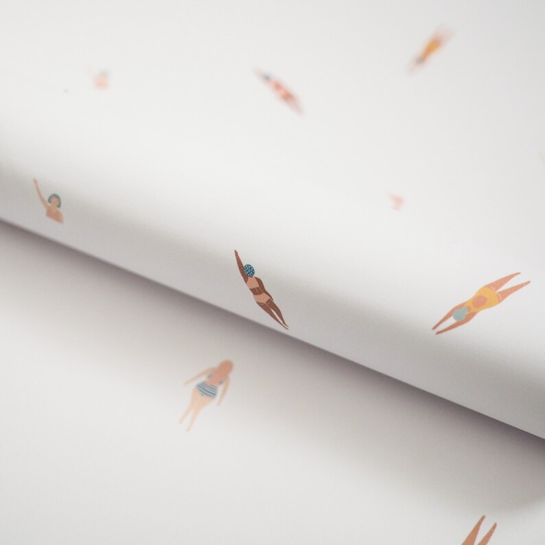 K&ouml;nnte beinhalten: Wei&szlig;es Geschenkpapier mit einem sich wiederholenden Muster von Schwimmern in verschiedenen Posen. Die Schwimmer tragen alle Badeanz&uuml;ge und einige tragen Badehauben.
