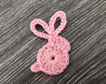 Mini coniglietto all'uncinetto per decorare la tavola di Pasqua. Modello primitivo di applique a forma di coniglietto all'uncinetto facile da seguire. Graziosi motivi pasquali all'uncinetto