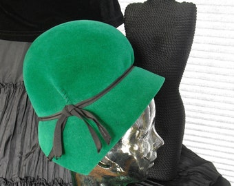 Vintage 40s Woman’s Red Wool HandmadeTyrolean Style Snow Bonnet / Winter Hat Vintage 40s Woman main image 2