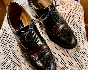 Women's Wingtips / Brogue Tie Oxfords by Kenneth Cole in Black & Brown Leather Vtg 90s - Sz 7.5