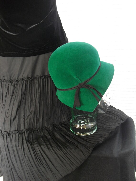 Emerald Green Dachette by Lilly Dache Cloche Hat Dachette by Lily Dache Emerald Green Felt Cloche Hat - Etsy main image 2