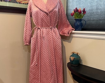 Vintage 1940s Barbizon Quilted Rayon Bathrobe Housecoat - Rose Pink