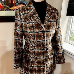 Pendleton Wool Country Tweed Suit / Beautifully Tailored Jacket & Skirt in Plaid Tweed - Vtg 1970s