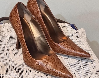 9 West Embossed Tooled Mexican Leather Design Pumps w/ Stiletto Heals & Pointed Toes - 8.5 M