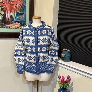 ブルー＆ホワイト ノルウェー スノーフレーク ハンドニット ウール カーディガン セーター / M - L