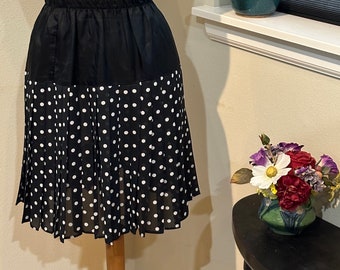 Black & White Polka Dot Pleated Chiffon Mini Skirt - Size 6.