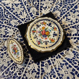 Stratton Princess Powder Compact & Lipview MCM Vanity Set in White Chintz - Gorgeous Pattern