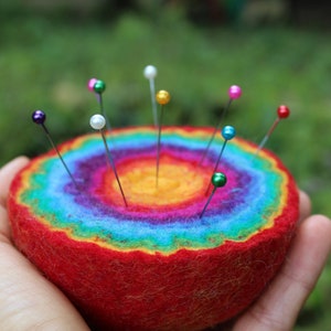 Pelote d'épingles en laine feutrée : motif arc-en-ciel, 100 % laine