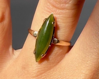 Anillo MCM de oro de 10 quilates y jade verde talla marquesa, década de 1960, talla 6,5