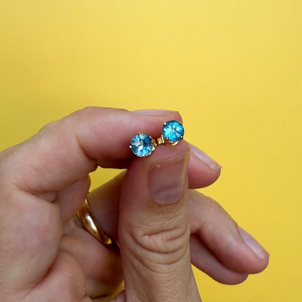 Vintage 14K Gold Blue Topaz Stud Earrings – 0.6ct Round Cut