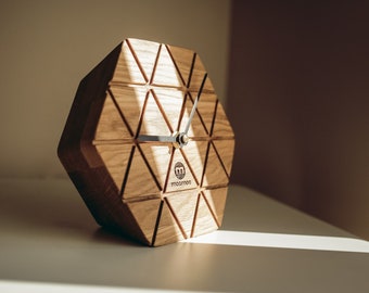 Schreibtischuhr Holz, Gravur Moderne Uhr aus Eiche, Bürouhr aus Holz, Design Tischuhr, Hexagon, Geschenk personalisiert