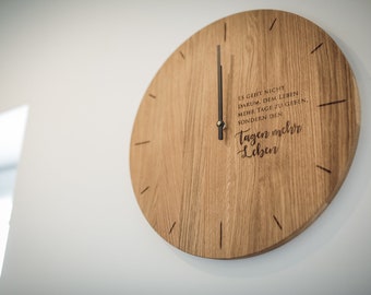 Horloge Bois Mur Gravé Personnalisé Chêne Unique Cadeau de Mariage Familial