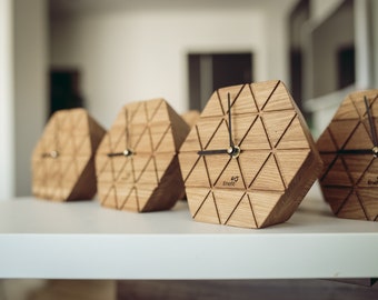 Holz Tischuhr, Gravur Moderne Uhr aus Eiche, Holz Bürouhr, Design Tischuhr, Hexagon, Geschenk personalisiert