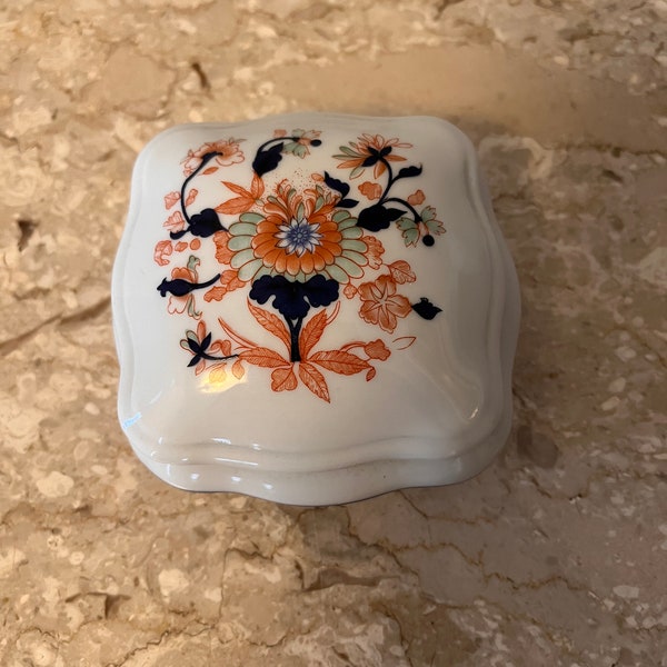 Vintage Limoges France covered trinket storage jewelry box keepsake. Production Porcelain Ulysses Paris. Hand painted. Excellent condition.