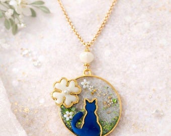 Collier pendentif chat bleu fleuri, médaillon rond acier inoxydable, bijou artisanal résine, cadeau femme amoureux félins, fleur nacrée