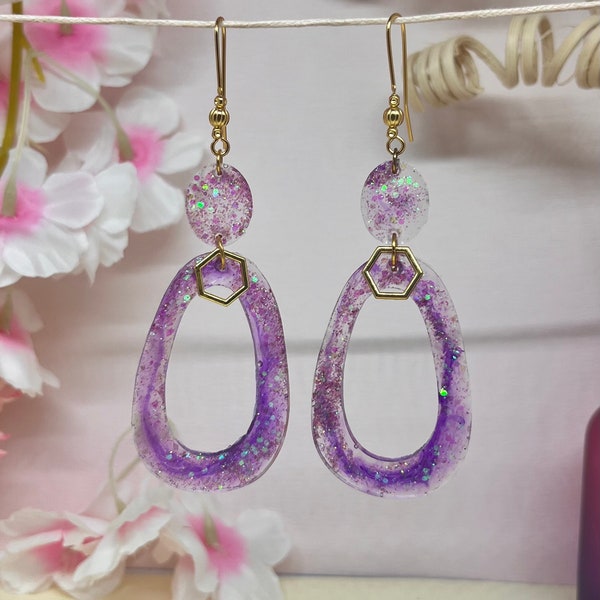 Paire de boucles d’oreilles ovale violette résine transparente incrustée de paillettes