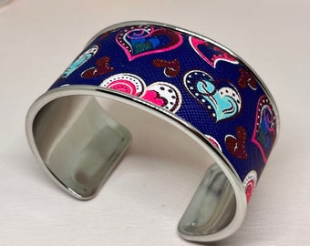 Bracelet manchette ajustable acier inoxydable plaqué argent et cuir synthétique